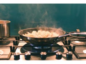 Μάτι φούρνου με υγραέριο ζεσταίνει τηγάνι με φαγητό