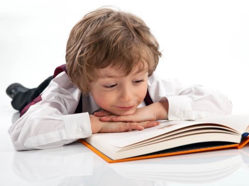 Παιδί διαβάζει βιβλίο