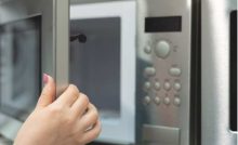 Ανοιχτή πόρτα επαγγελματικού φούρνου μικροκυμάτων